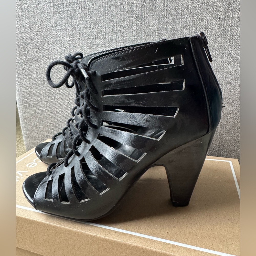 Black Lace-Up Heeled Shoes